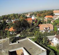 Ein Blick auf das Einfamilienhaus in Kráľová pri Senci in der Záhumenská-Straße mit der umliegenden Grünfläche.