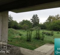 Garten beim Einfamilienhaus in der Záhumenská-Straße in Kráľová pri Senci mit der Rasenfläche.