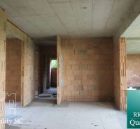 Ein Einfamilienhaus mit Ziegelwänden und Betondecke, ohne Bodenbelag.