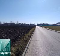 Ein Weg entlang des Feldrandes in der Straße Slnečné jazerá sever in Senec.