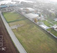 Luftaufnahme von Wohnbaugrundstücken in Senec, Sonnenseen Nord, in der Nähe des Gewässers.