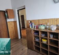 Küche mit Holzdekor in einem Einfamilienhaus mit Speisekammer und Lagerräumen.