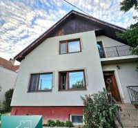 Einfamilienhaus in Tureň in der Straße Tureň mit weißer Fassade und Garten.