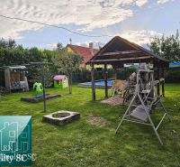 Ein Einfamilienhaus in der Stadt Tureň mit einem Gartenpavillon, einer Schaukel und einem Kinderspielplatz.