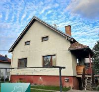 Einfamilienhaus in der Stadt Tureň in der Straße Tureň, mit einem Rasen im Garten und einem Wäschetrockner.