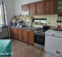 Küche in einem Einfamilienhaus mit Holzboden und Küchenzeile.