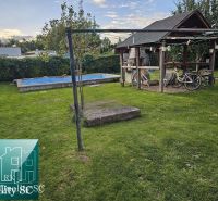 Garten in der Stadt Tureň bei einem Einfamilienhaus in der Straße Tureň mit Pavillon und Schwimmbad.