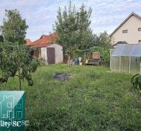 Ein Garten mit Obstbäumen und einem Gewächshaus bei einem Einfamilienhaus in der Straße in Tureň.