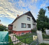 Einfamilienhaus in der Gemeinde Tureň in der Straße Tureň, umgeben von Grünflächen und einem Zaun.