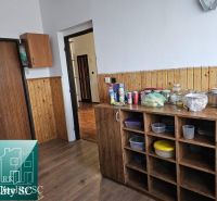 Küche mit Holzdekorboden in einem Einfamilienhaus.