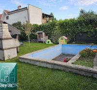 Garten eines Einfamilienhauses in Tureň mit Pavillon, Schwimmbad und Kinderhaus.