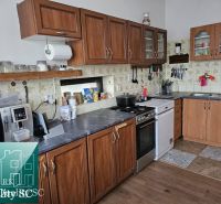 Küche in einem Einfamilienhaus mit Holzboden-Dekor, Küchenzeile und Geräten.