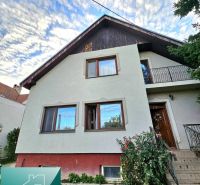 Ein Einfamilienhaus in der Stadt Tureň in der Straße Tureň mit Vorgarten und Treppe.