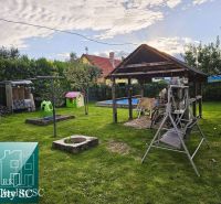 Der Garten des Einfamilienhauses in Tureň mit Pavillon, Schaukel und Kinderspielplatz in der Straße Tureň.