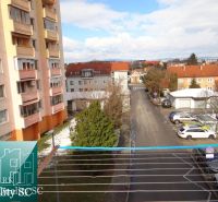 Blick aus einer Einzimmerwohnung am Platz des 1. Mai in Senec, Straße und Parkplatz.