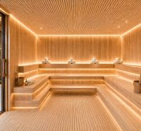 Innenraum einer luxuriösen Sauna mit Holzdekor und entspannender Atmosphäre im Rahmen des Wohnungsbaus.