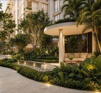 Luxuriöser Garten mit grüner Bepflanzung beim Bau von Wohnungen in Pattaya.