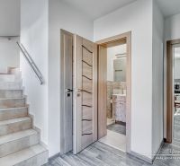 Eine Treppe mit Marmorkacheln und ein Boden mit Holzdekor in einem Einfamilienhaus.