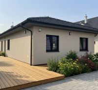 Ein Einfamilienhaus in der Straße Veselé in Veselé mit Terrasse und Blumengarten.