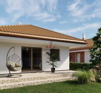 Ein Einfamilienhaus in Veselé mit Terrasse, bequemen Sessel und schönem Garten.