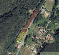 Luftaufnahme von Wohnbaugrundstücken in Šiatorská Bukovinka, umgeben von Wald und Natur.