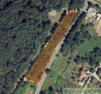 Grundstücke - Wohnen in Šiatorská Bukovinka, umgeben von Grünflächen und Straßennetz.