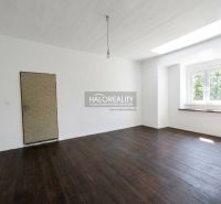 Ein Raum mit weißen Wänden und einem Boden in Holzoptik in einer 3-Zimmer-Wohnung.