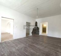 Ein Zimmer in einer 3-Zimmer-Wohnung mit einem Boden in Holzoptik und glatten weißen Wänden.