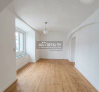 Helles Zimmer mit gewölbter Decke und Holzboden in einer 3-Zimmer-Wohnung.