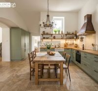 Küche in einer 3-Zimmer-Wohnung mit Esstisch und Vintage-Küchendekor.