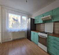 Küche mit Gasherd, grünen Schränken und Holzboden in einer 4-Zimmer-Wohnung.