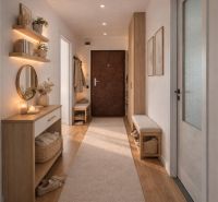 Eingangsflur mit Spiegel, Regalen und einem Boden in Holzoptik in einer 4-Zimmer-Wohnung.
