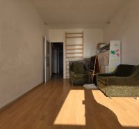 Ein Zimmer in einer 4-Zimmer-Wohnung mit einem Holzboden und grünen Sesseln.