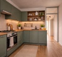 Küche in einer 4-Zimmer-Wohnung mit Holzboden und grünen Schränken.