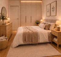 Schlafzimmer in einer 4-Zimmer-Wohnung mit Holzelementen und sanfter Beleuchtung.