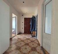 Flur mit Keramikfliesen in einer 4-Zimmer-Wohnung mit zwei Türen und einer Wandgarderobe.