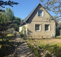 Ein Haus auf der Straße Sekule in Sekule mit Garten und gepflastertem Gehweg.