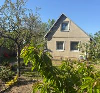 Ein Ferienhaus im Dorf Sekule in der Straße Sekule, umgeben von einem Garten mit Obstbäumen.
