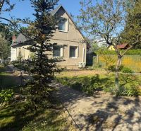 Ein Ferienhaus in Sekule mit Vorgarten, Bäumen und gepflegtem Rasen in der Straße Sekule.