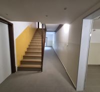 Flur im Gebäude mit Treppen und Eingängen im Stadtteil SNP, Trenčianske Teplice.