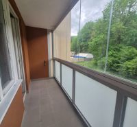 Veranda mit Glasfenstern einer 2-Zimmer-Wohnung mit Blick auf den Wald in Trenčianske Teplice, Štvrt SNP.