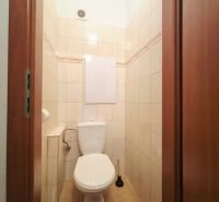 Badezimmer in einer 2-Zimmer-Wohnung mit Fliesen und Toilette.