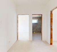 Weiße Wände und rohe Türöffnungen im Einfamilienhaus.