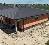 Ein Einfamilienhaus in Bernolákovo mit einer Ziegelfassade und einem dunklen Dach.