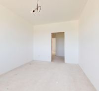 Innenraum eines Einfamilienhauses mit leerem Raum und Betonboden.