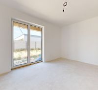Innenraum eines Einfamilienhauses mit Doppeltüren und Blick in den Garten.