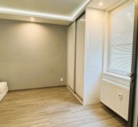 Innenraum einer 4-Zimmer-Wohnung mit Holzboden und Einbauschrank.