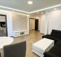 Wohnzimmer mit Sofa, Esstisch und Holzboden in einer 4-Zimmer-Wohnung.