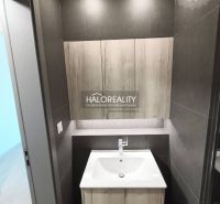 Eingangsflur in einer Einzimmerwohnung mit Holzboden und Kleiderschränken.