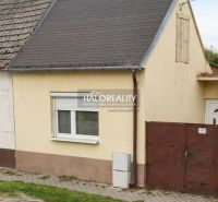 Ein Einfamilienhaus in Malacky mit einem kleinen Vorgarten und einer einfachen Fassade.